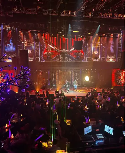 洋房私密谈心配上历史老建筑深夜亮灯，这种哥特式美学视觉大片拍摄路线到底怎么走才不翻车